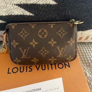 Reserved for Suntran ❤️Louis Vuitton Mini Pochette